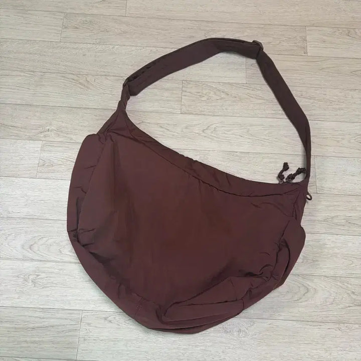 [BUNJANG] Uniqlo Puppy Shoulder Bag Brown / 유니클로 퍼피 숄더백 브라운
