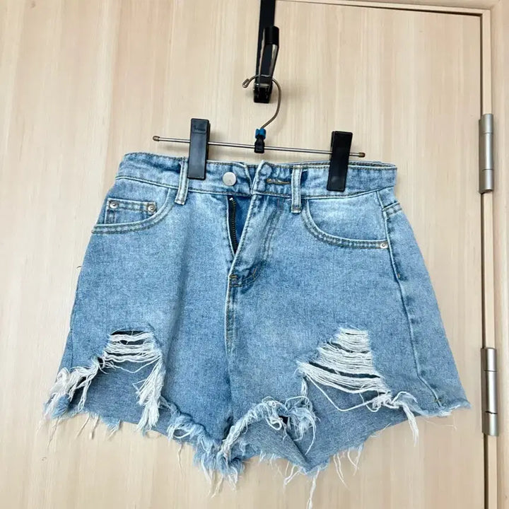 [BUNJANG] Light Wash Distressed Cut-off Denim Shorts / 연청 데미지 컷오프 데님 숏팬츠s