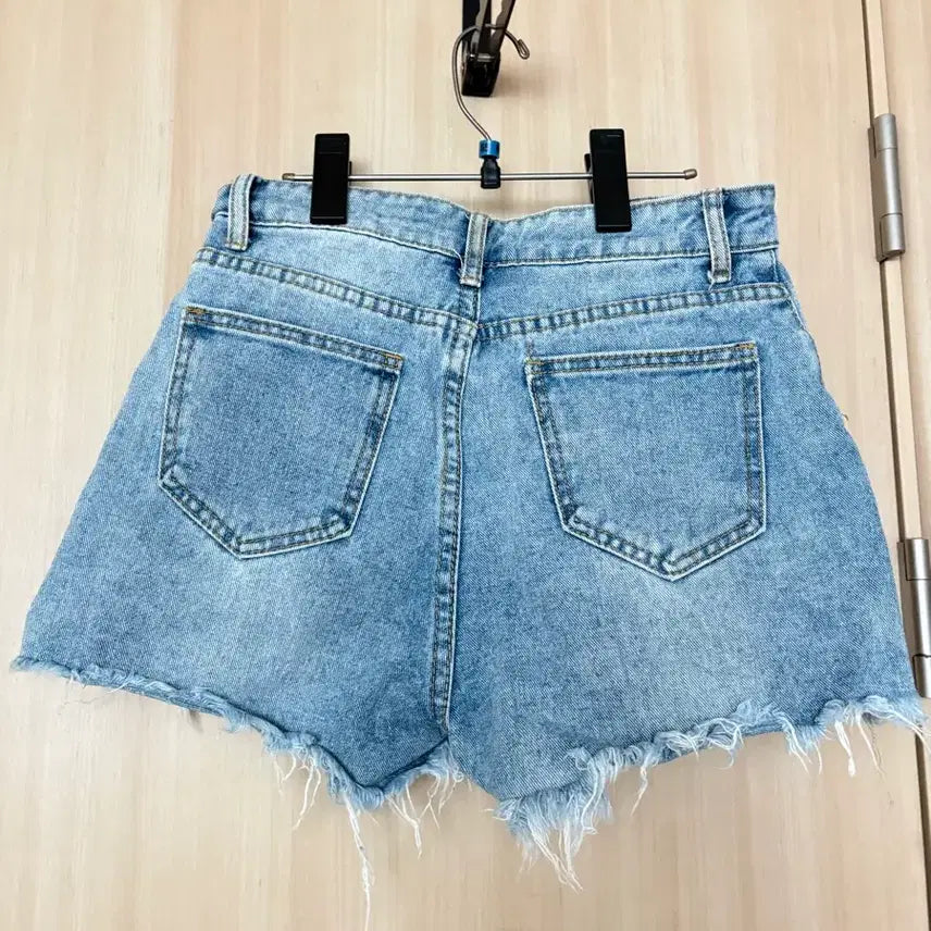 [BUNJANG] Light Wash Distressed Cut-off Denim Shorts / 연청 데미지 컷오프 데님 숏팬츠s