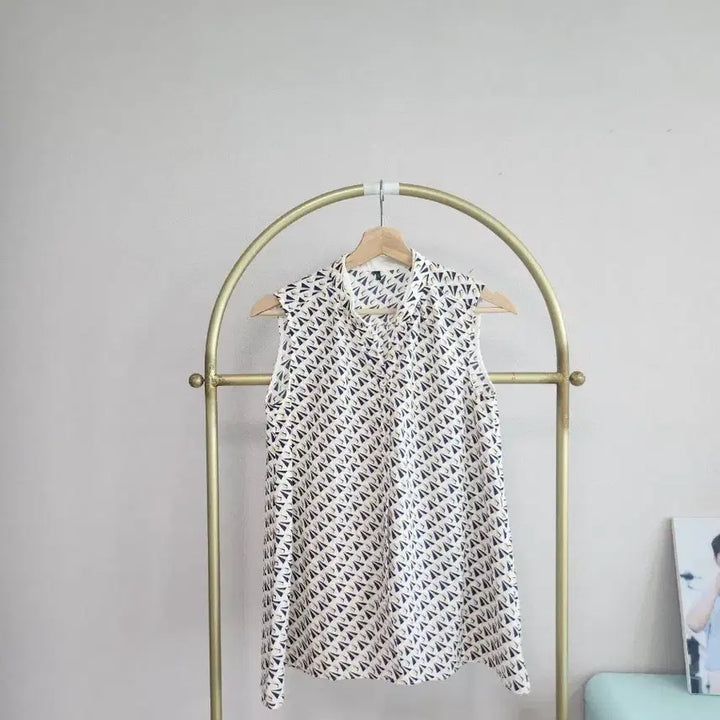 [BUNJANG] Benetton Geometric Pattern Sleeveless Blouse Size 42 / 베네통 기하학 패턴 나시 블라우스  42