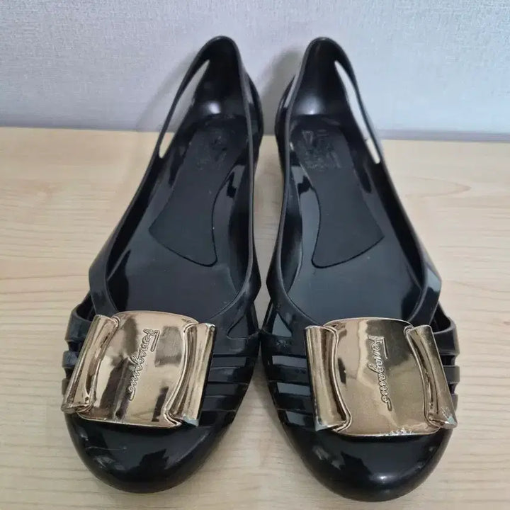 [BUNJANG] Salvatore Ferragamo Bermuda Jelly Flat Shoes Gold Logo Size 6 (230mm) / 페라가모 6 230 금장 버뮤다 젤리 플랫슈즈-720