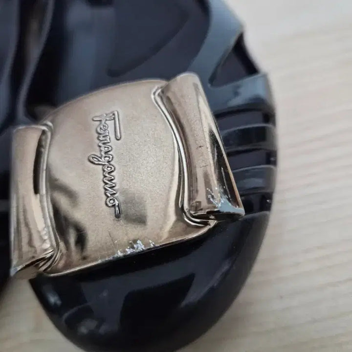 [BUNJANG] Salvatore Ferragamo Bermuda Jelly Flat Shoes Gold Logo Size 6 (230mm) / 페라가모 6 230 금장 버뮤다 젤리 플랫슈즈-720