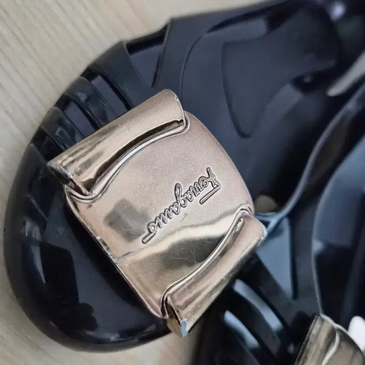 [BUNJANG] Salvatore Ferragamo Bermuda Jelly Flat Shoes Gold Logo Size 6 (230mm) / 페라가모 6 230 금장 버뮤다 젤리 플랫슈즈-720