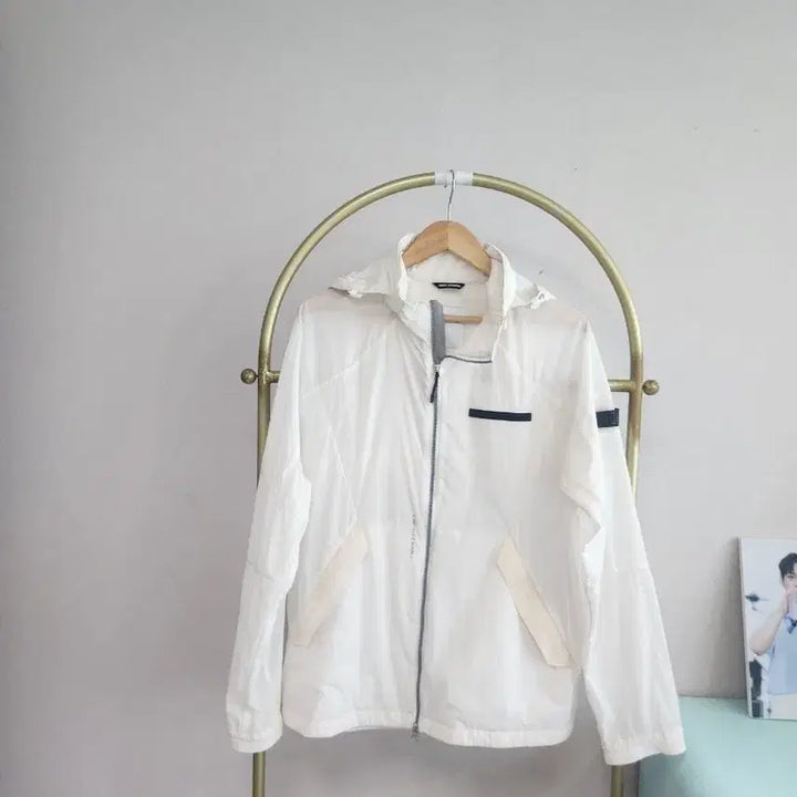 [BUNJANG] National Geographic White Windbreaker Hooded Jacket / 네셔널지오그래픽 화이트 바람막이 후드 자켓