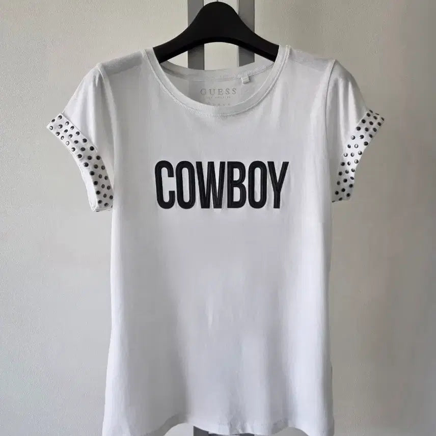 [BUNJANG] GUESS Cowboy Stud Detail T-shirt White XS (55) / GUESS 게스 카우보이 스터드 디테일 티셔츠-55(새상급)