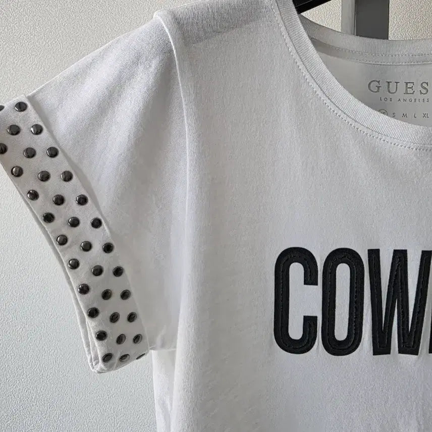 [BUNJANG] GUESS Cowboy Stud Detail T-shirt White XS (55) / GUESS 게스 카우보이 스터드 디테일 티셔츠-55(새상급)