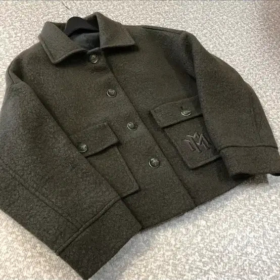 [BUNJANG] 80% Wool Cropped Coat (Khaki Brown, Balloon Fit) / M자수 로고 울80% 부클 숏 코트 브라운 카키 벌룬핏 올드머니룩