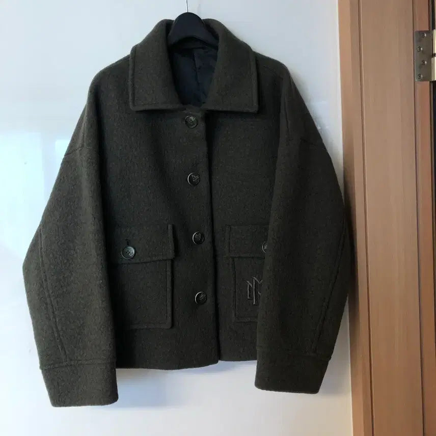 [BUNJANG] 80% Wool Cropped Coat (Khaki Brown, Balloon Fit) / M자수 로고 울80% 부클 숏 코트 브라운 카키 벌룬핏 올드머니룩