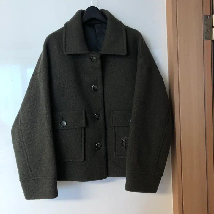 [BUNJANG] 80% Wool Cropped Coat (Khaki Brown, Balloon Fit) / M자수 로고 울80% 부클 숏 코트 브라운 카키 벌룬핏 올드머니룩