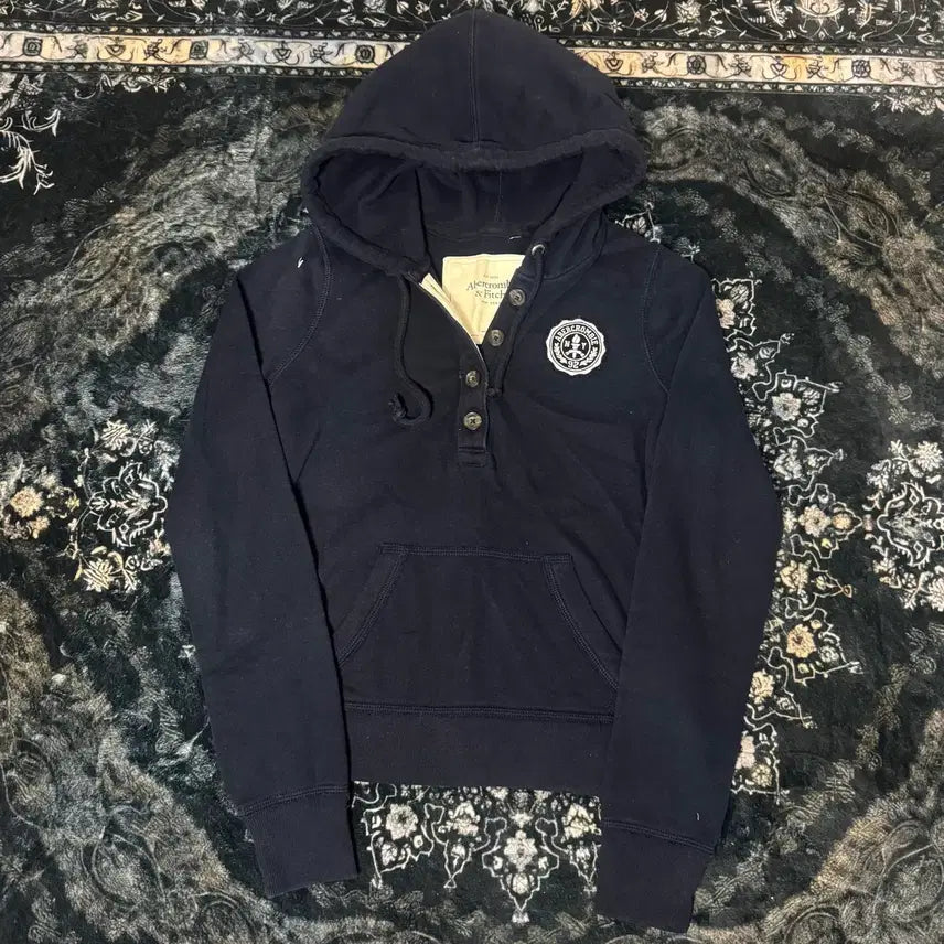 [BUNJANG] Abercrombie &amp; Fitch Logo Hoodie / 아베크롬비 와펜 후드티