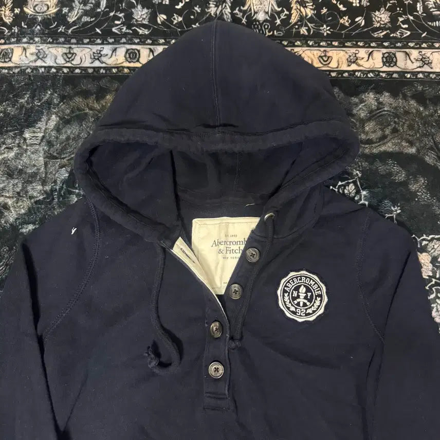 [BUNJANG] Abercrombie &amp; Fitch Logo Hoodie / 아베크롬비 와펜 후드티