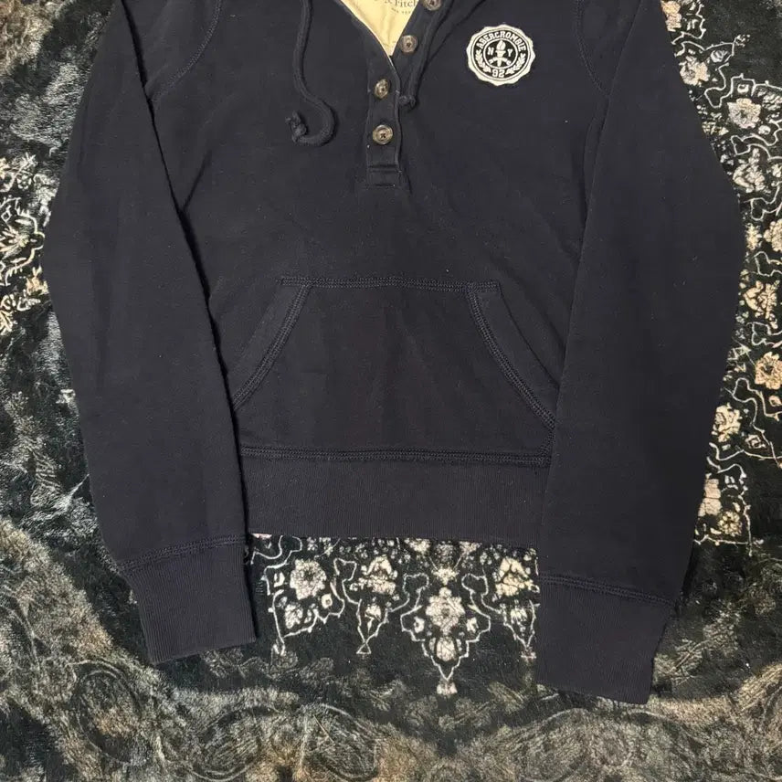 [BUNJANG] Abercrombie &amp; Fitch Logo Hoodie / 아베크롬비 와펜 후드티