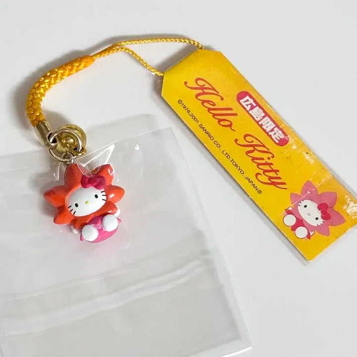 [BUNJANG] Sanrio Hello Kitty 2001 Autumn Maple Leaf Limited Edition Strap Keychain / 헬로키티 고전키티 단풍잎 지역한정 스트랩 키링