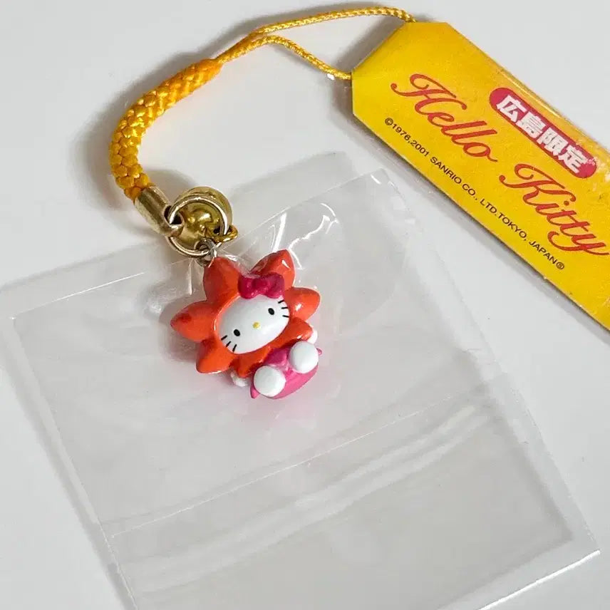 [BUNJANG] Sanrio Hello Kitty 2001 Autumn Maple Leaf Limited Edition Strap Keychain / 헬로키티 고전키티 단풍잎 지역한정 스트랩 키링