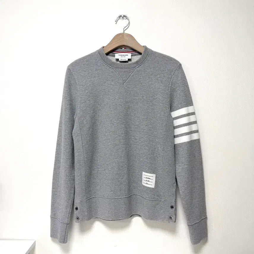 [BUNJANG] Thom Browne Striped Armband Sweatshirt Size 2 Grey / { 2 } 톰브라운 사선완장 맨투맨
