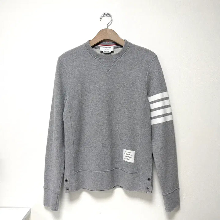 [BUNJANG] Thom Browne Striped Armband Sweatshirt Size 2 Grey / { 2 } 톰브라운 사선완장 맨투맨