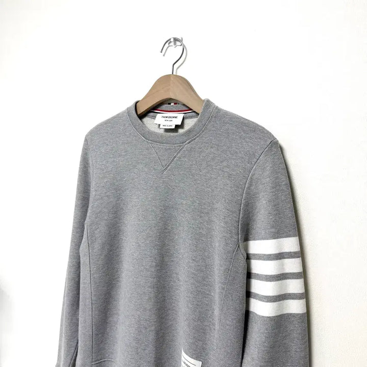 [BUNJANG] Thom Browne Striped Armband Sweatshirt Size 2 Grey / { 2 } 톰브라운 사선완장 맨투맨