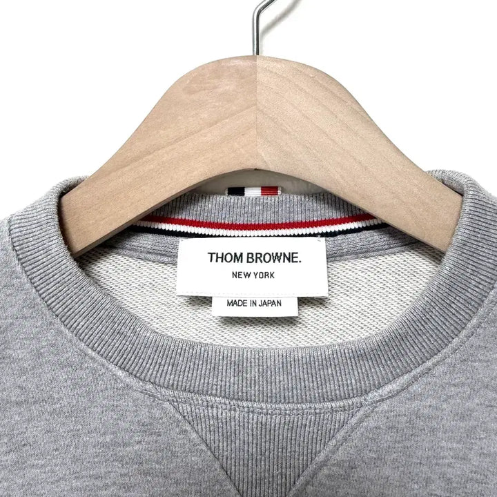 [BUNJANG] Thom Browne Striped Armband Sweatshirt Size 2 Grey / { 2 } 톰브라운 사선완장 맨투맨