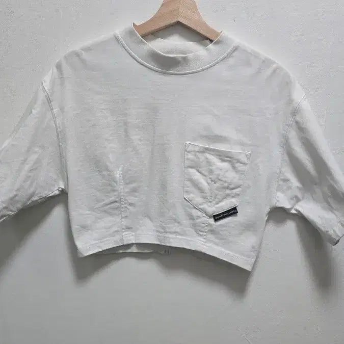 [BUNJANG] White Cropped Short Sleeve T-Shirt with Pocket Detail / 화이트 크롭 반팔 티셔츠 포켓 디자인