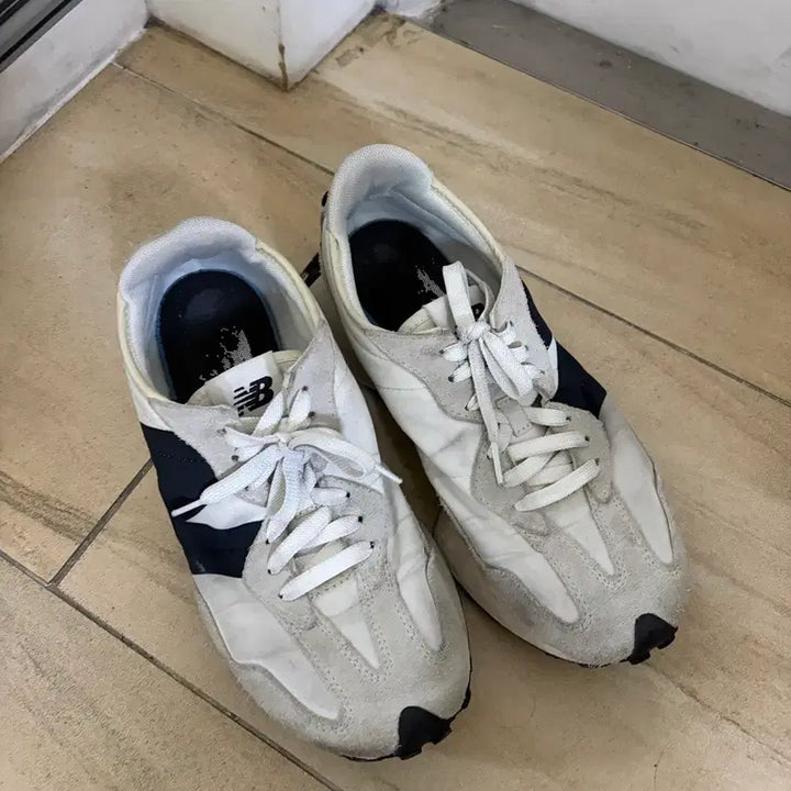 [BUNJANG] New Balance 327 White/Black Sneakers / (265) 뉴발란스 327 화이트블랙