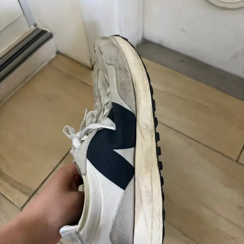 [BUNJANG] New Balance 327 White/Black Sneakers / (265) 뉴발란스 327 화이트블랙