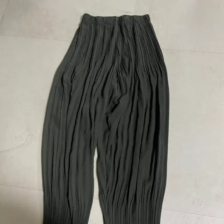 [BUNJANG] Pleats Please Khaki Summer Slacks (Size 55-77) / 플리츠 미 새제품 24년 카키 여름 바지 55-77 프리.