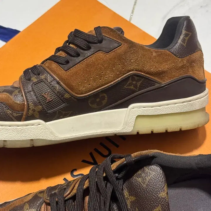 [BUNJANG] Louis Vuitton LV Monogram Trainer Sneakers / 루이비통 LV 모노그램 트레이너 스니커즈 8.5