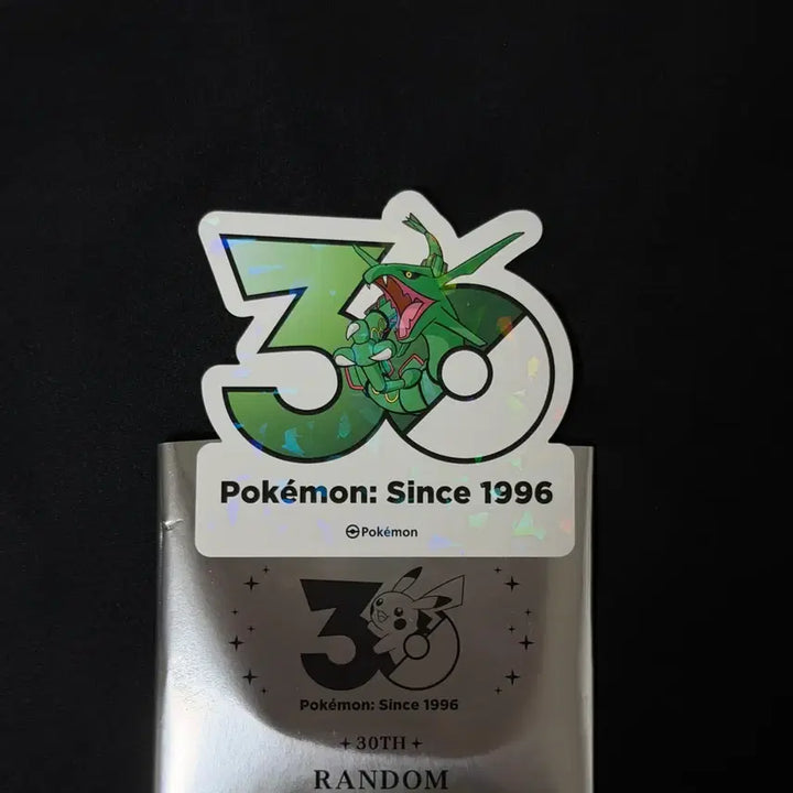 [BUNJANG] Pokemon 30th Anniversary Pop-up Limited Edition Rayquaza Logo Sticker / 레쿠쟈 한정판 포켓몬 30주년 팝업 로고스티커 랜덤 스티커 그린