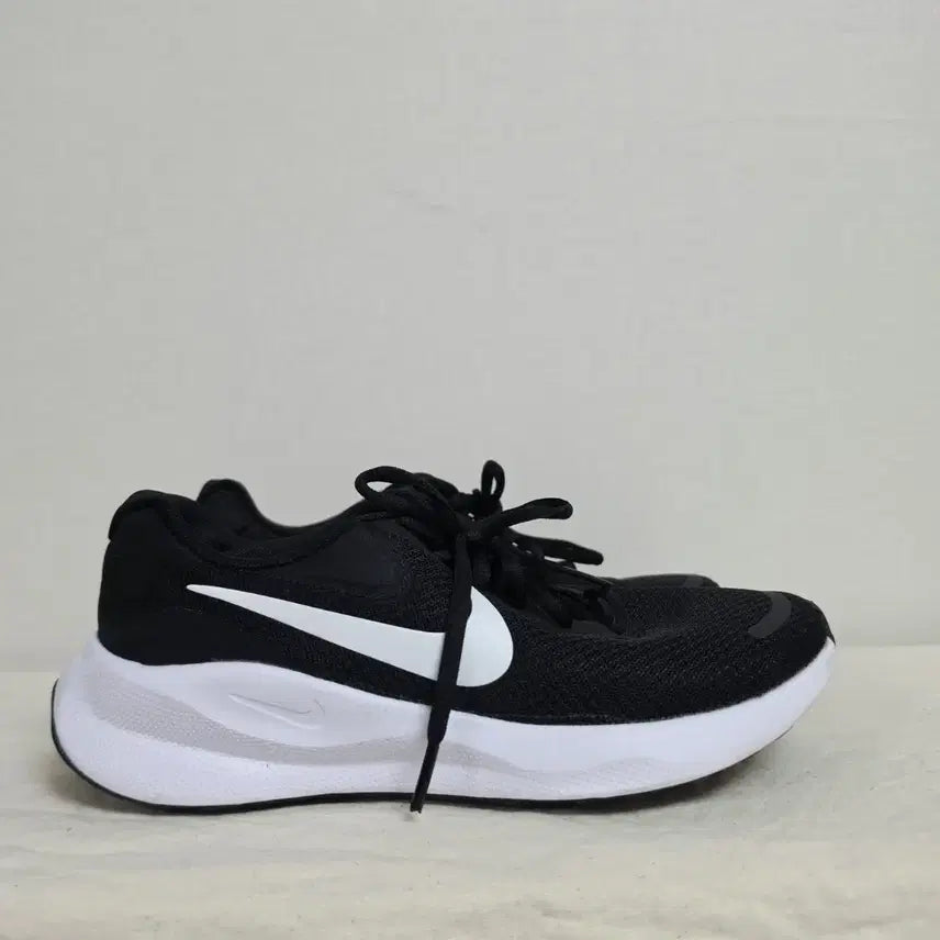 [BUNJANG] Nike Revolution 7 Running Shoes (240mm) / 240나이키 레볼루션7 런닝화 -960