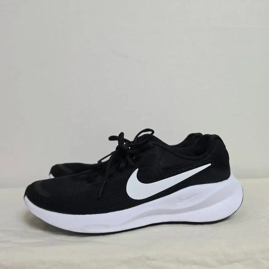 [BUNJANG] Nike Revolution 7 Running Shoes (240mm) / 240나이키 레볼루션7 런닝화 -960