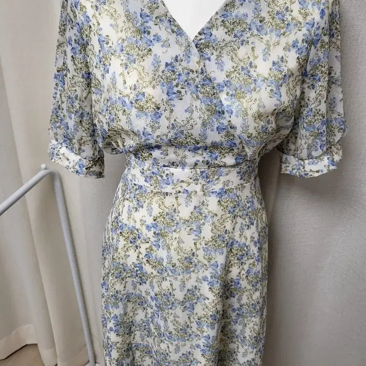 [BUNJANG] Benito Flower Chiffon Long Dress Sky Blue Floral Print / [무배] BENITO 플라워 쉬폰 롱 원피스 하늘색 꽃무늬