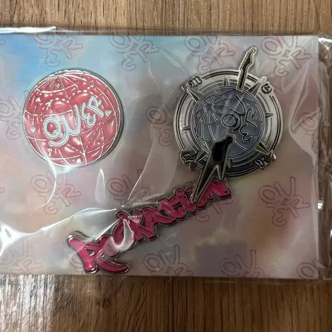 [BUNJANG] QWER Homecoming Metal Badge (Sealed) / 미개봉)QWER 홈커밍 메탈뱃지 정가양도