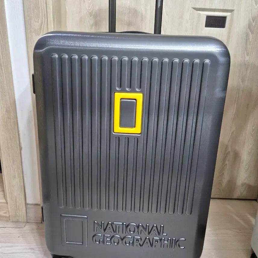 [BUNJANG] National Geographic 24-Inch Charcoal Travel Suitcase with Flight Cover / 내셔널지오그래픽 캐리어 24인치 화물용 + 항공커버 새제품 (차콜)