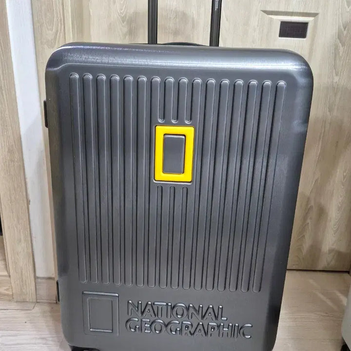 [BUNJANG] National Geographic 24-Inch Charcoal Travel Suitcase with Flight Cover / 내셔널지오그래픽 캐리어 24인치 화물용 + 항공커버 새제품 (차콜)