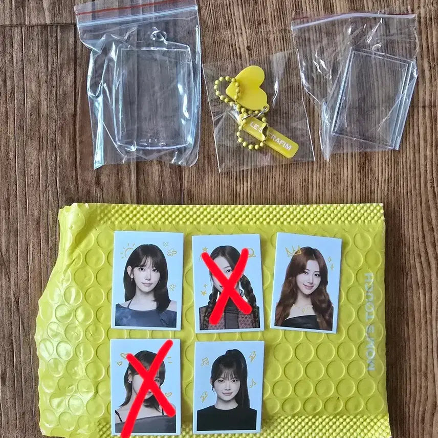 [BUNJANG] LE SSERAFIM Momstouch Proof Photos Bundle Set / 르세라핌 맘스터치 증명사진 양도