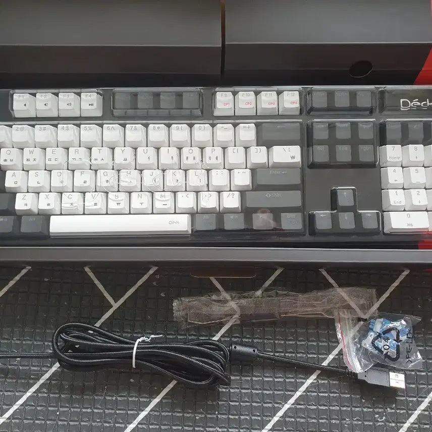 [SOLD OUT] 덱 밸러서티 자석축 키보드(CBL-104Z)