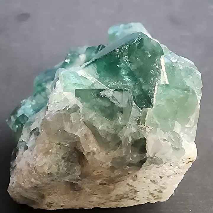 [BUNJANG] Green Fluorite Crystal with Stand / 녹색 튜브 형석 원석 크리스탈+받침대