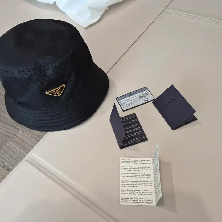 [SOLD OUT] 프라다 블랙 버킷햇 + 택 보증서