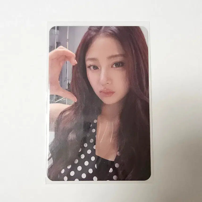 [BUNJANG] LE SSERAFIM Huh Yunjin VR Photocard / 르세라핌 허윤진 VR 2차 포카