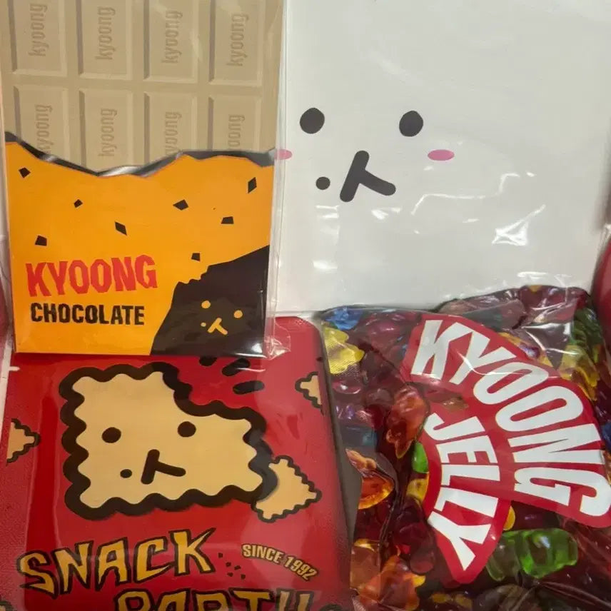 [BUNJANG] Baekhyun Birthday Goods Bundle Set (Gold-plated Bracelet, Unused / Kyoong-pa Goods Full Box) / 백현 생일 굿즈 일괄 양도합니다(생일팔찌 도금O+미사용/큥파 굿즈 풀박)