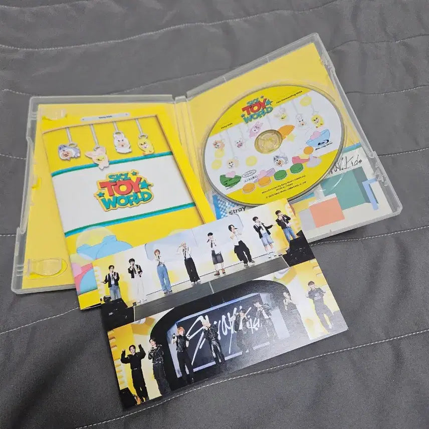 [BUNJANG] Stray Kids Toy World Blu-ray Regular Edition MD Goods / 스트레이키즈 토이월드 블루레이 cd 통상반 일반반 일본 엠디 굿즈