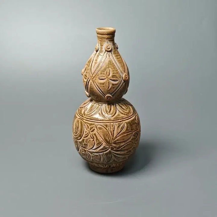 [BUNJANG] Joseon Dynasty Brown Glaze Incised Floral Twin-handled Vase / 월주요 갈색유 음각 화문 쌍이호로병 호리병