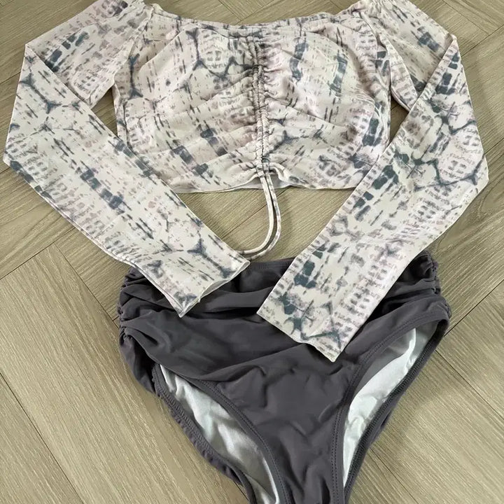 [SOLD OUT] 오프숄더 셔링 하이웨스트 비키니