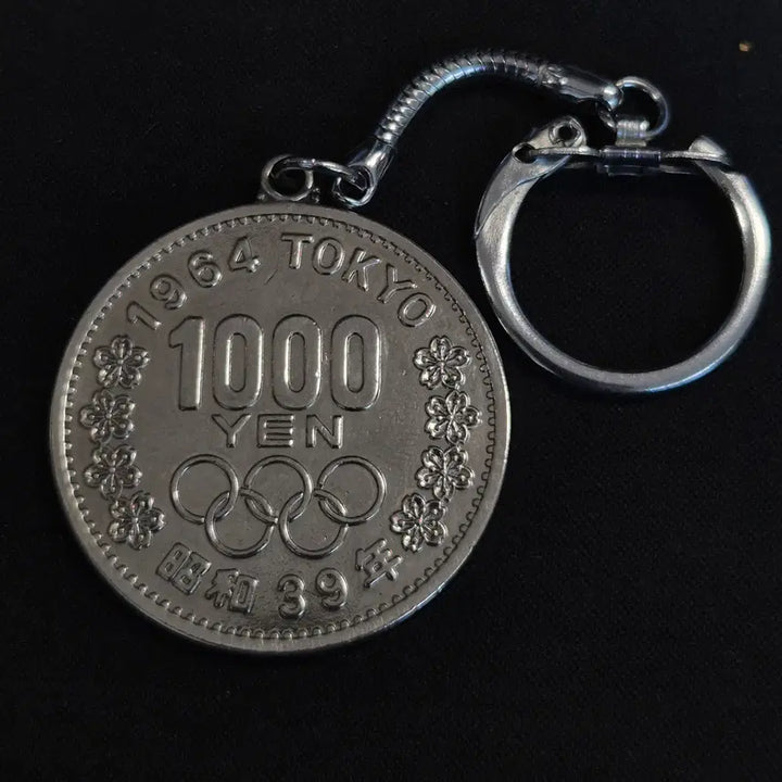 [BUNJANG] Tokyo Olympics Commemorative 1000 Yen Medal Keychain / 도쿄 올림픽 기념 1000엔 은화 키링 [EP. 2897]