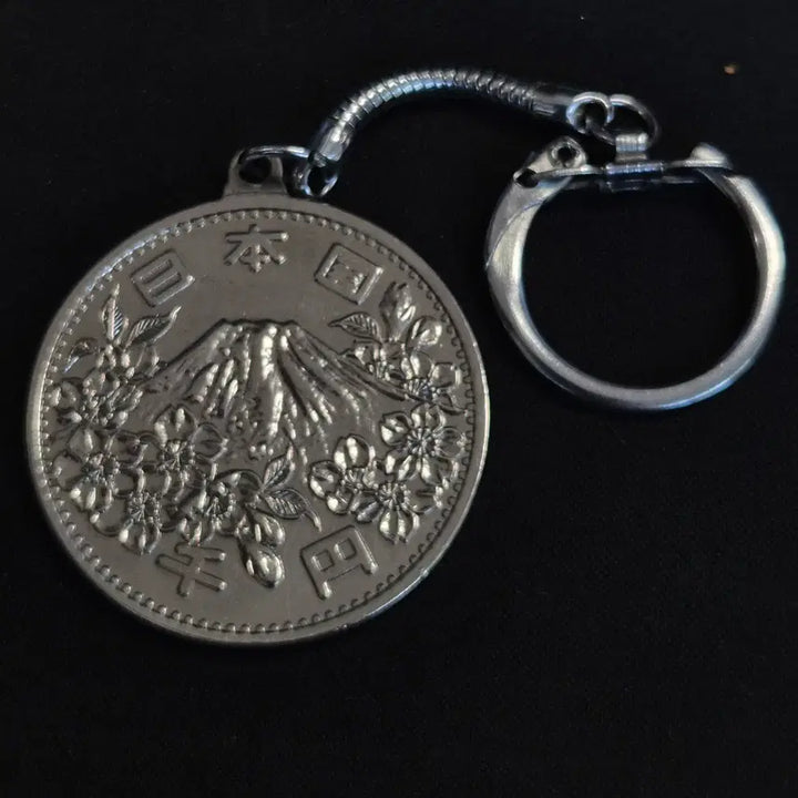 [BUNJANG] Tokyo Olympics Commemorative 1000 Yen Medal Keychain / 도쿄 올림픽 기념 1000엔 은화 키링 [EP. 2897]