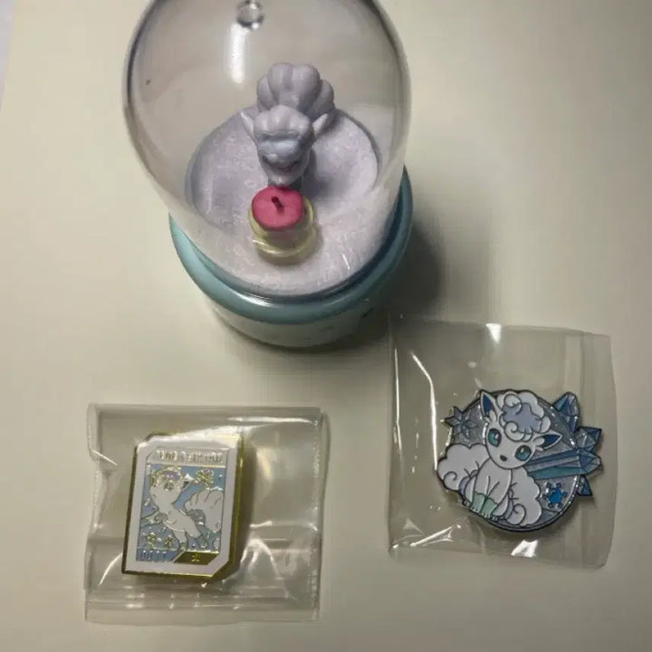 [BUNJANG] Pokemon Alolan Vulpix Music Box and Badge Set / 포켓몬 알로라 식스테일 오르골, 뱃지 일괄
