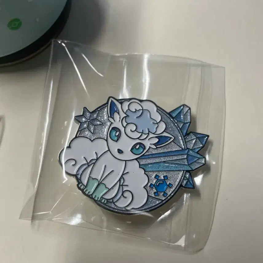 [BUNJANG] Pokemon Alolan Vulpix Music Box and Badge Set / 포켓몬 알로라 식스테일 오르골, 뱃지 일괄