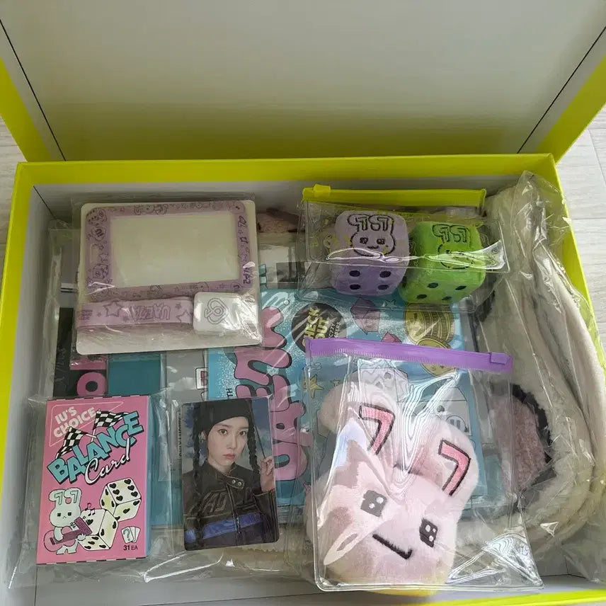 [BUNJANG] IU Yooaena 7th Membership Kit Full Set Confetti Bundle / 아이유 유애나 7기 키트 풀박+ 팬콘 컨페티 3종 &amp; 팬미팅 컨페티 2종