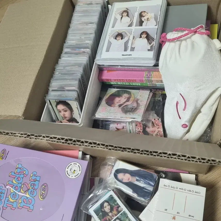 [BUNJANG] STAYC Bundle Set Official Goods &amp; Unofficial Goods / 택포 급처) 스테이씨 포카 응원봉 비공굿 모든 굿즈 일괄 포카 stayc
