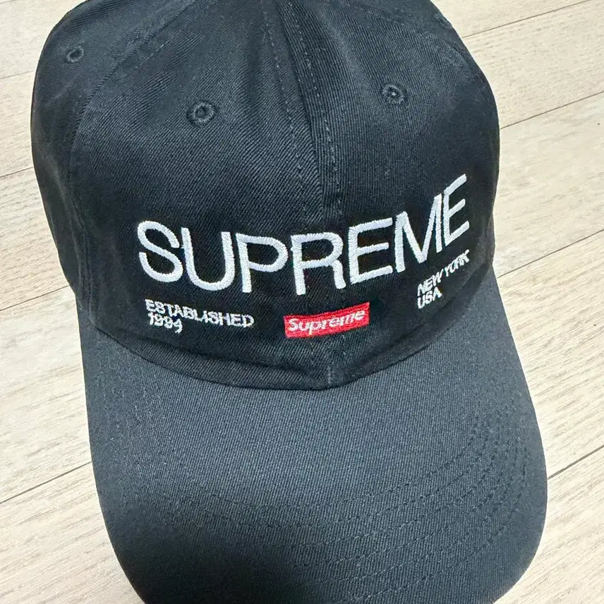 [SOLD OUT] 슈프림 Est. 1994 6-패널 캡 블랙 - 21FW